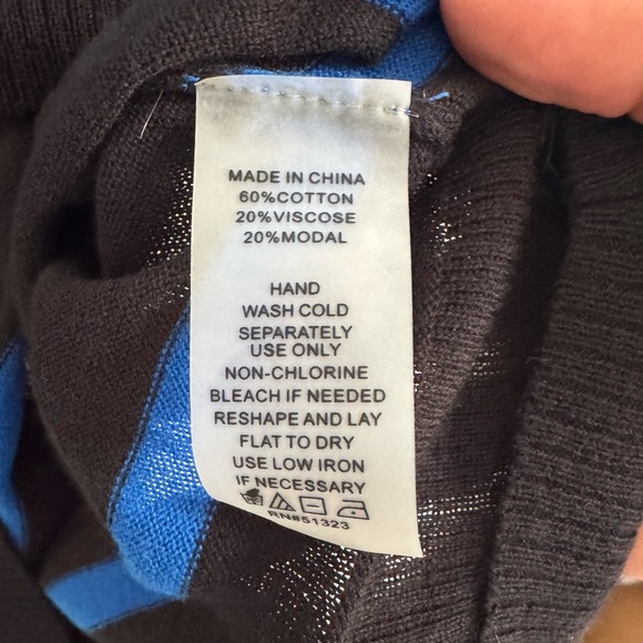 NWT Vince Camuto Asymmetrical V-Neck Sweater Azure Blue Black Stripe Hem Size L - Picture 6 of 9